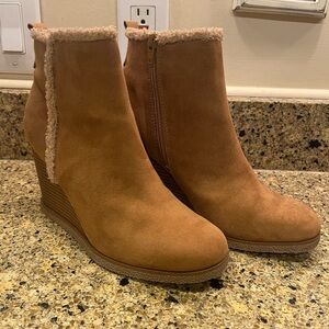 NIB Wonderly “Joni” Booties in Cognac, size 7.5